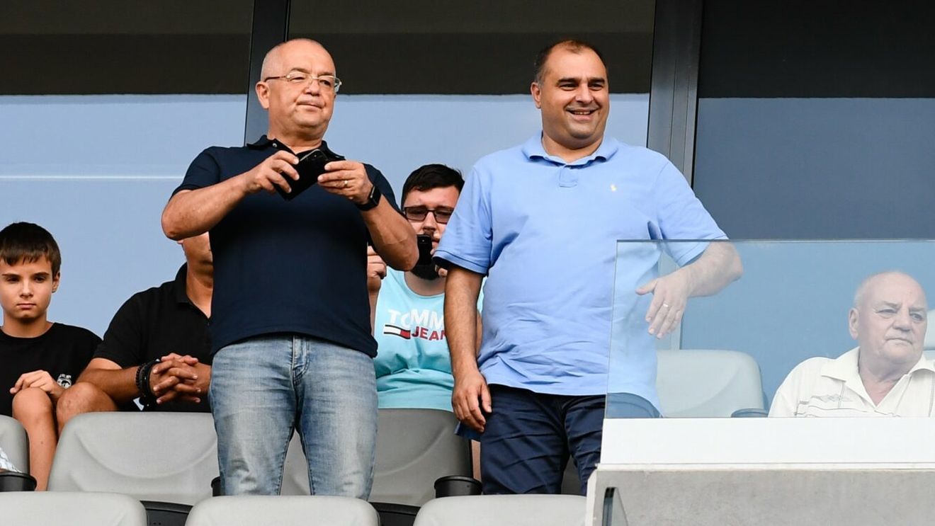 Emil Boc, fericit nevoie mare pentru că fanii lui U Cluj, echipa în care a pompat milioane de euro din banii comunității locale, fac atmosferă incendiară în centrul capitalei Armeniei”