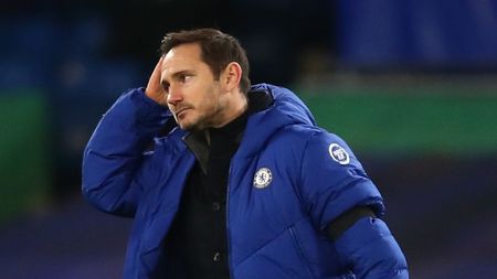 Frank Lampard a scăpat basma curată după ce a condus cu telefonul într-o mână și un pahar cu cafea în cealaltă!