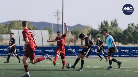 Reacția antrenorului de la Dinamo acuzat că a agresat un copil în vestiar: „Plângerea penală a fost retrasă când tatăl a aflat exact ce s-a întâmplat". Ce spune conducerea Liceului "Mircea Eliade" | EXCLUSIV