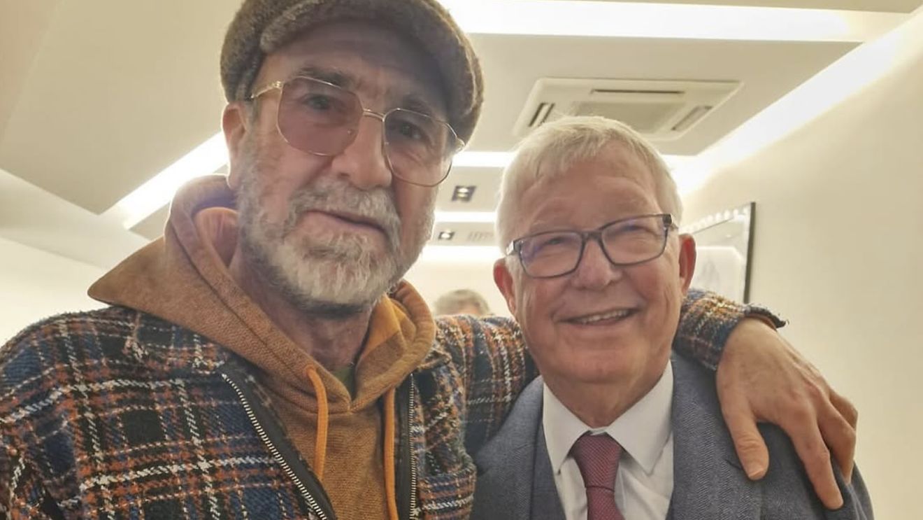 Eric Cantona a intrat în rândul acționarilor la FC United din Manchester. Clubul a fost fondat de fanii echipei lui Sir Alex Ferguson, furioşi pe miliardarii americani din familia Glazer, şi e condus exclusiv de suporteri