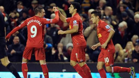 A semnat un nou contract, dar poate pleca de la Liverpool la finalul sezonului! În ce condiții îi poate părăsi Suarez pe "cormorani"