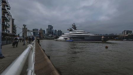 Miliardarul de 75 de ani și-a scos iahtul de 400.000.000 de euro pe care abia și l-a cumpărat. Are 3 etaje, 3 piscine și heliport