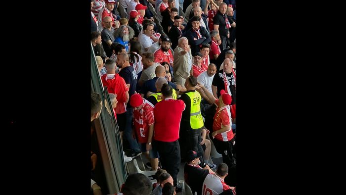 Episod scandalos. Ce a pățit un suporter minor care s-a bucurat la golul FCSB între fanii lui Dinamo: jandarmii au intervenit imediat!