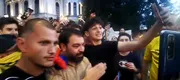 Florin Salam, apariția serii la petrecerea de la Universitate, după calificarea României în optimile EURO! Fanii au dat buluc să se bucure alături de cântăreț. VIDEO