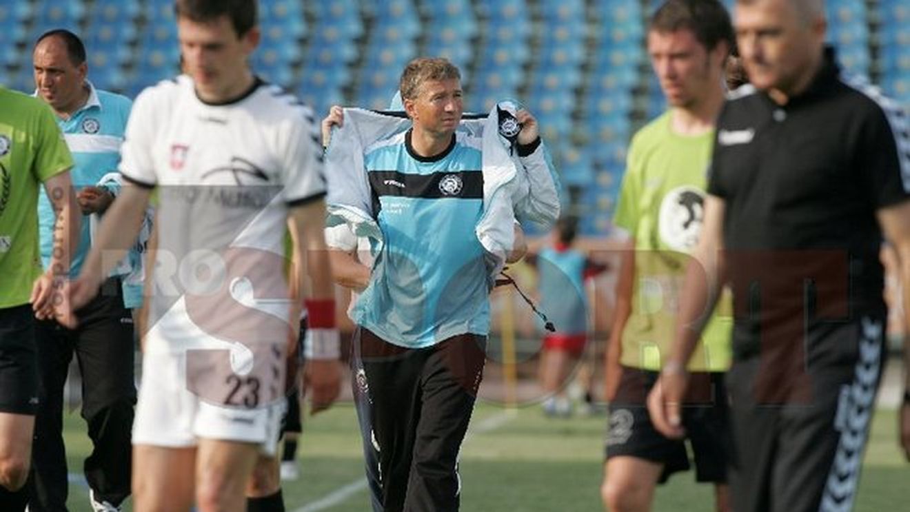 Petrescu: "Suntem în cărți, dar ar fi un miracol să învingem Dinamo, Steaua și Poli Timișoara!"