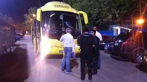 "Lupii", hăituiți de "urși"!** Incidente la plecarea Petrolului de la stadionul din Brașov