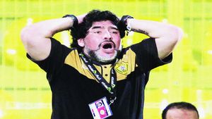 Maradona, pedepsit din cauză că s-a luat de Cosmin Olăroiu!** Cum l-au pus la punct arabii