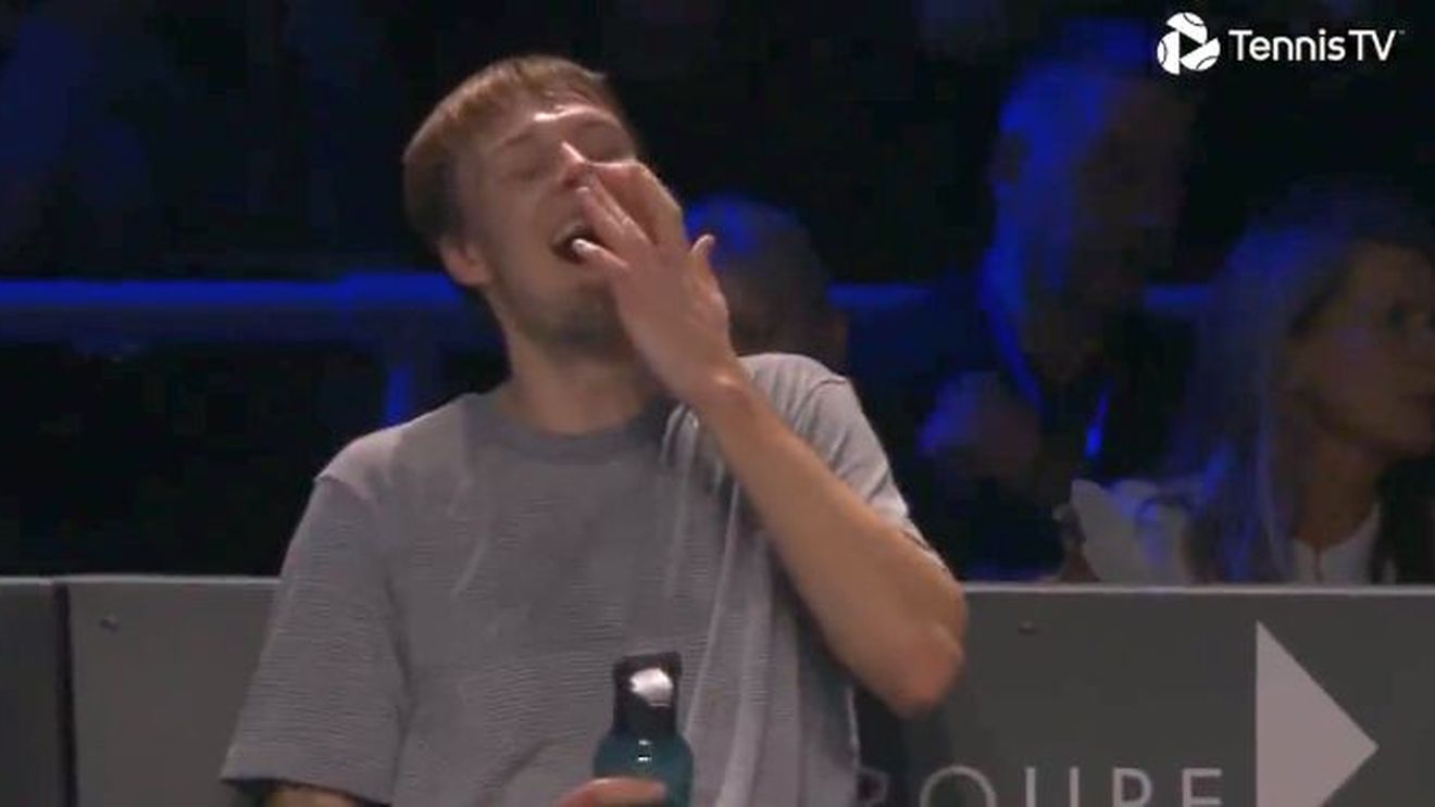 Gest incredibil al unui jucător în finala ATP! Comentatorii au rămas blocați: „Ce o fi în mintea lui?”. Era condus și nimeni nu a înțeles de ce a făcut asta | VIDEO