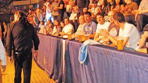 "M-am certat cu cei de la pază!"** A venit tocmai de la Oxford să-l încurajeze pe Bute: el e singurul român care a scăpat de cerberii de la intrare și a afișat tricolorul