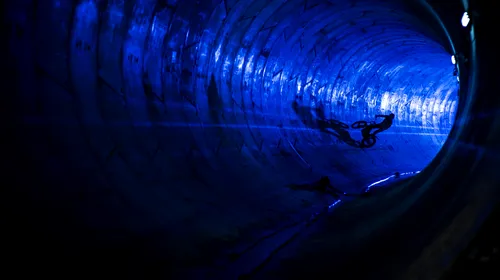 SUPER FOTO | Premieră în România: Un francez s-a dat cu motocicleta la metrou, pe Magistrala 4 in constructie