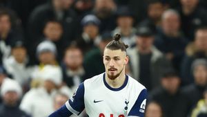 Nemaivăzut! Presa britanică l-a distrus pe Radu Drăgușin, după meciul cu Liverpool: „Nu există cuvinte care să poată descrie cât de rău a fost astăzi”