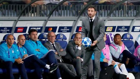 S-a impus în vestiarul giganților Bayern, Barcelona și AC Milan, a fost secund la Campionatul Mondial, iar acum a debutat în Liga Campionilor. PSV Eindhoven și BATE Borisov au oferit un adevărat "thriller" la primul meci european al antrenorului Mark van Bommel