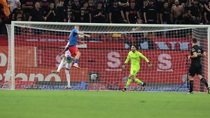 S-a făcut de râs sub privirile lui Gigi Becali. Kennedy Boateng, depăşit clar de Daniel Bîrligea la primul gol din FCSB - Dinamo