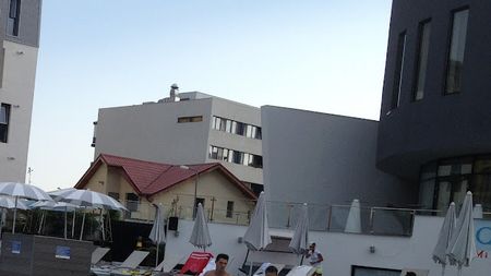 FOTO "Șmecherul" de la Steaua se recuperează la piscină cu o "blondă" și o brunetă! Cum va reacționa Gigi Becali la vederea imaginilor?