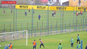 Rivalitate peste gard! Echipele Craiovei s-au antrenat în același timp în complexul "Ion Oblemenco"