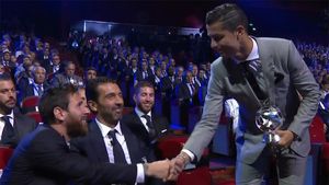 Moment superb la tragerea la sorți a grupelor Ligii! Ronaldo, arătând către Buffon: "Cel mai important gol din Champions League l-am marcat împotriva bătrânului de lângă mine!" :) FOTO: Cum a reacționat portarul lui Juventus