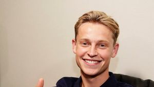 "Iluzia De Jong". Presa catalană a luat cu asalt venirea lui Frenckie De Jong la Barcelona. Primele cuvinte ale mijlocașul după ce a îmbrăcat tricoul blaugrana: "Acum, idolul meu va fi și partenerul meu"