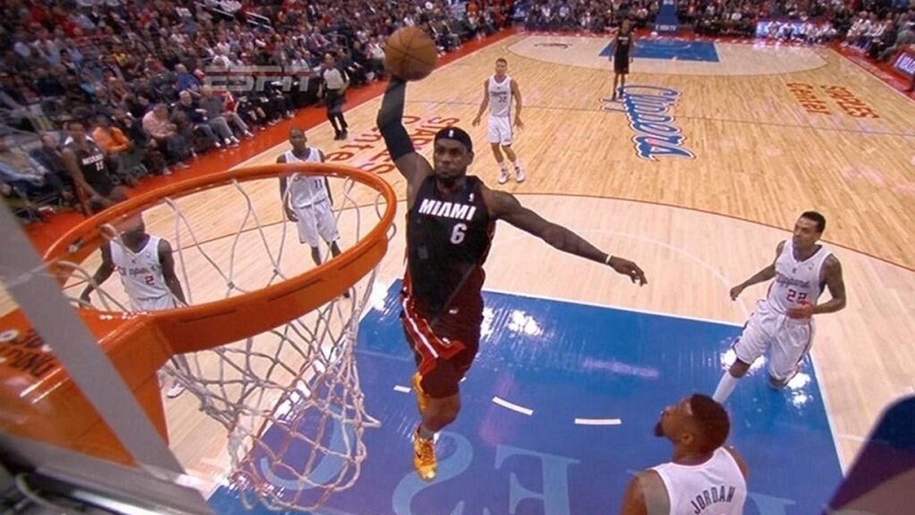 Dunk, dunk, dunk. James l-a bătut pe Griffin în cel mai spectaculos meci al sezonului