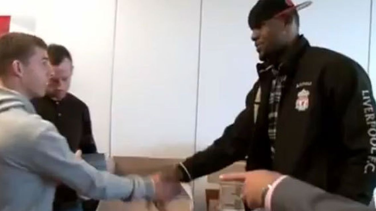 VIDEO Moș Crăciun a venit mai devreme pentru jucătorii lui Liverpool!** Reina, Kuyt, Gerrard și Suarez au fost luați prin surprindere :)