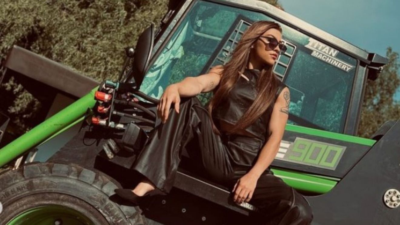 Vice-campioana olimpică, ședință foto pe tractor. Sportiva din Onești are un număr impresionant de urmăritori