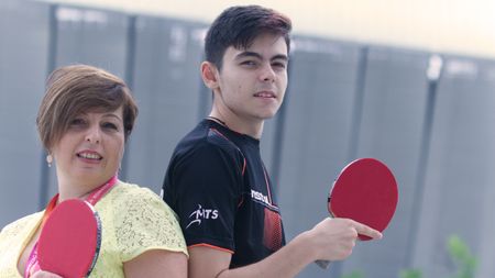 SPECIAL | 'Zamfirii', portret de familie în tenisul de masă: Adriana Zamfir, alături de fiul său, Mihai. "Țin minte că el avea șase ani, eram în Spania, jucam la un Campionat Universitar, iar el s-a așezat pe scaun și a început să îmi dea indicații"
