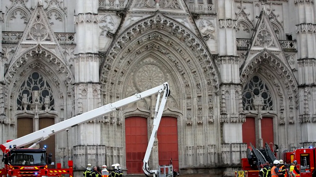 Incendiu puternic la o altă catedrală din Franța, după Notre Dame: „Am fost șocată!” Un procuror vorbește deja de un „act criminal!” | FOTO&VIDEO