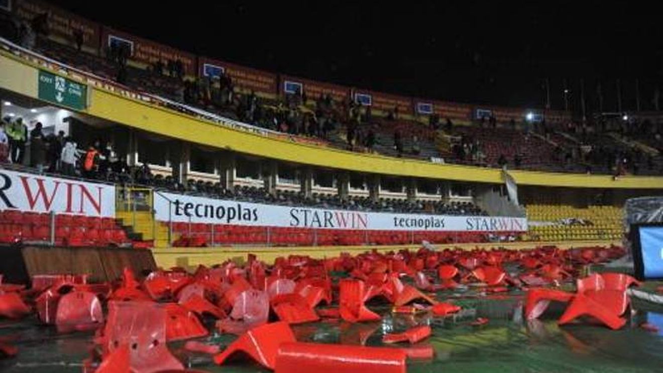 FOTO Proteste violente pe Ali Sami Yen!** Fanii au cerut demisia lui Hagi