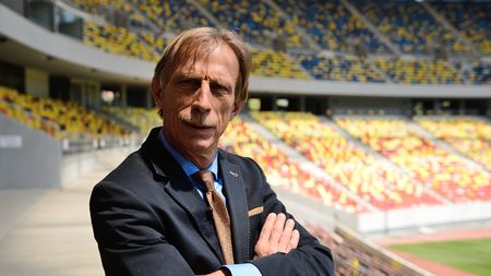 EXCLUSIV | "Tricolori", atenție, vi se pregătește ceva! Priviți-l pe selecționerul Daum povestind cum și-a pus jucătorii să meargă pe cioburi de sticlă | VIDEO