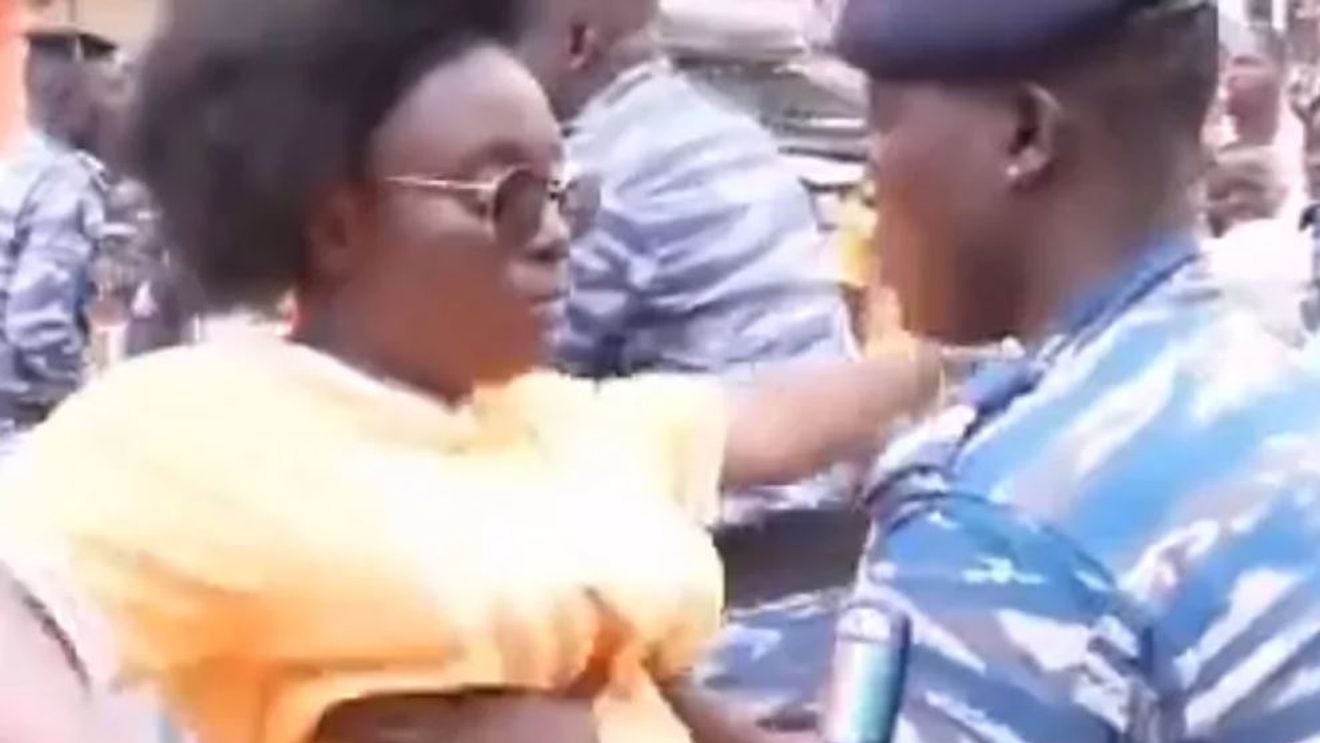 Femei pipăite fără jenă la porțile stadionului! Scene scandaloase la Cupa Africii: „Rușinos!”