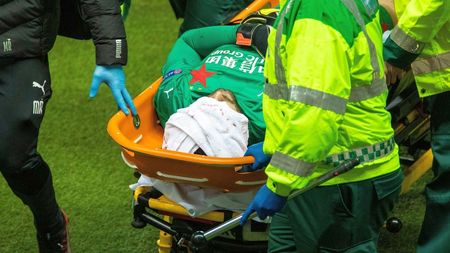 Imagini șocante de la Rangers - Slavia Praga! Cum arată portarul cehilor, după intrarea criminală a adversarului său | FOTO & VIDEO