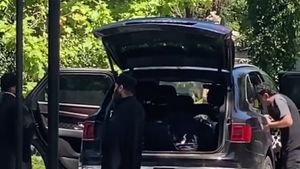 Lux maxim la palatul lui Gigi Becali! Călugării care-l vizitează pe patronul FCSB, transportați cu o limuzină de 200.000 de euro | VIDEO EXCLUSIV