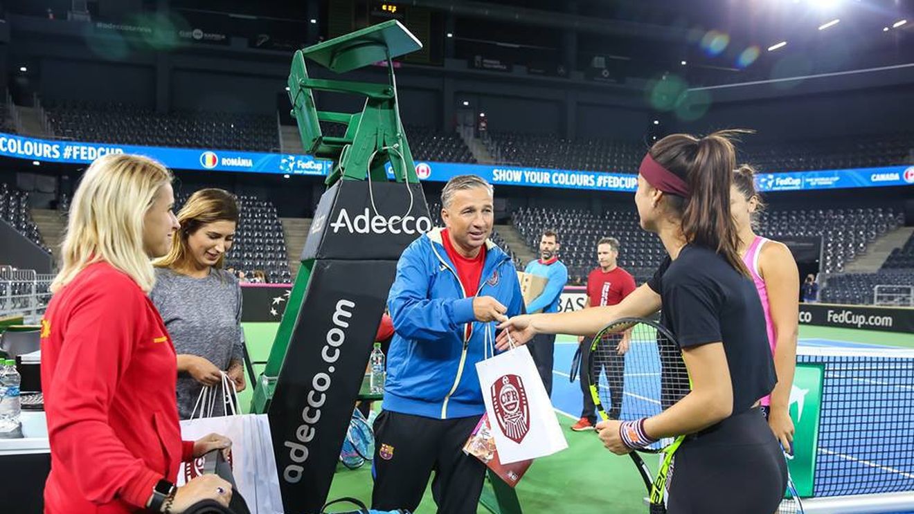 Când pierde la tenis e un car de nervi! Azi, nu s-a băgat la joc, dar a mers la echipa de Fed Cup cu un talisman. Ce au primit Sorana Cîrstea și Irina Begu de la Dan Petrescu 
