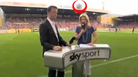 O mai țineți minte pe jurnalista care a fost lovită în urmă cu 4 ani în cap de o minge?  A pățit-o din nou :) VIDEO