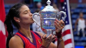 Prima reacție a Emmei Răducanu după câștigarea trofeului de la US Open: „M-am simțit ca acasă!" Cui i-a dedicat victoria istorică | VIDEO