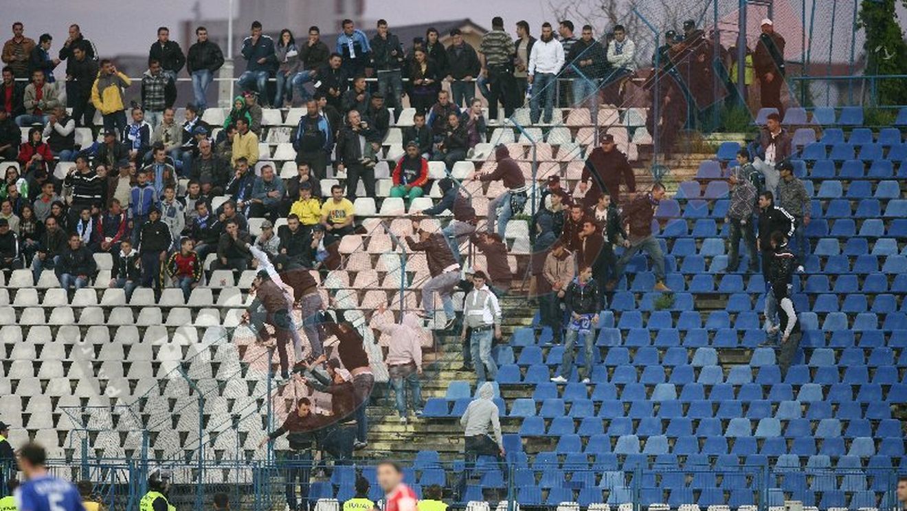 Fanii "câinilor" și oltenii, la un pas de bătaie!** Scandările anti-Mititelu au calmat spiritele