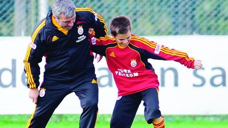 Ianis Hagi, despre tatăl său: "A avut o carieră fabuloasă, e un idol pentru mine. A fost între primii patru fotbaliști ai lumii"