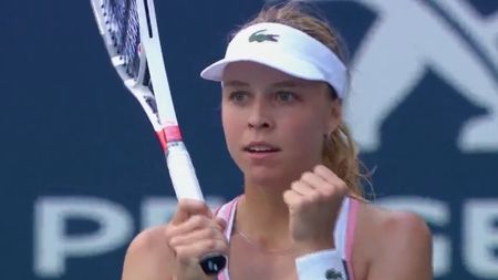 Se știe prima semifinalistă de la Miami. Jucătoarea despre care Simona spune "nici nu știu cum să o descriu. E talentată, ascunde mingea într-un mod unic, nu am mai văzut pe nimeni ca ea" a avut o prăbușire dramatică