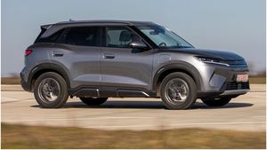 (P) BYD ATTO 2 DM-i: SUV-ul hibrid compact care promite până la 1.000 km autonomie cu un singur plin și bateria încărcată