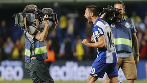 VIDEO | SuperDepor s-a salvat de la retrogradare, iar Andone a declanșat nebunia în vestiar cu un live pe Facebook. Căpitanul echipei: "Pleacă în România!" Ce s-a întâmplat