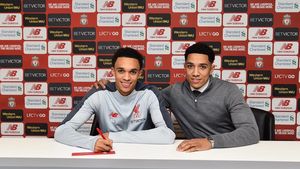 OFICIAL: Liverpool a "betonat" contractul unui titular: "A semnat pe termen lung!". Reacția jucătorului