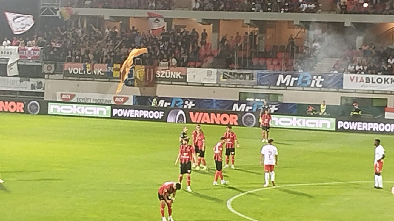 Jandarmii și fanii lui Dinamo s-au luat la bătaie la intrarea în stadion! Ultrașii au pornit apoi un potop de înjurături și de scandări xenofobe