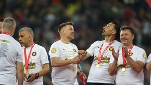 „Semnul din cer” care l-a lovit pe Elias Charalambous în timp ce sărbătorea titlul. Pintilii și cei din jur au început să râdă în hohote, iar imaginile sunt de neratat