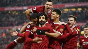 Mohamed "Aladin" Salah. Cum l-a felicitat egipteanul pe Dejan Lovren pentru cele 100 de meciuri în tricoul lui Liverpool :)