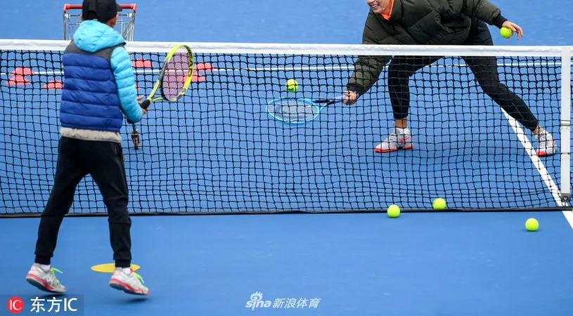 Imagini șocante la Shenzhen: Șarapova a jucat tenis îmbrăcată în pufoaică, Sorana Cîrstea a intrat pe teren cu mănuși, iar partenera de dublu a Irinei Bara a pus geaca pe ea la fiecare schimb de terenuri!