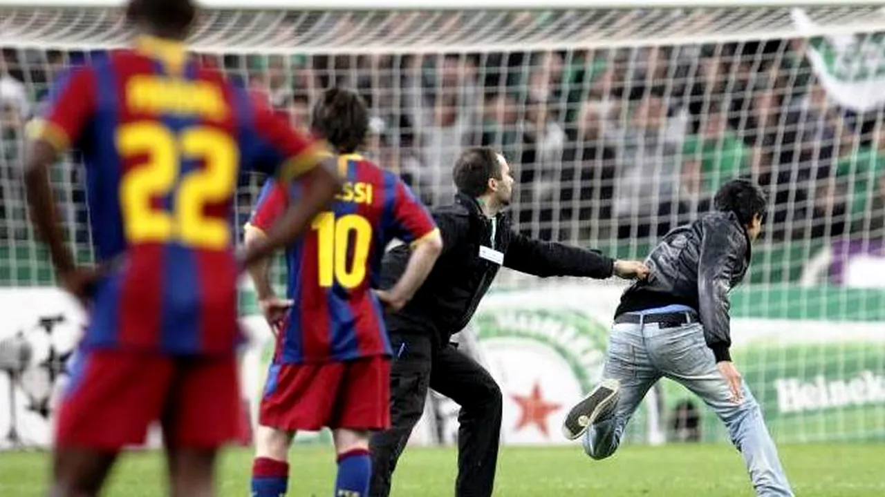 FOTO Un grec a intrat pe teren să-i transmită un mesaj lui Messi!**