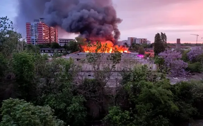 Panică în apropierea stadionului Giuleşti, în timpul meciului Rapid – Universitatea Craiova, după ce o clădire dezafectată a luat foc! Imagini incredibile cu incendiul care a provocat un fum uriaş