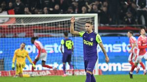 Nota de plată pentru Louis Munteanu după gestul ireal de a se poza în tricoul FCSB! CFR Cluj a luat decizia de urgență