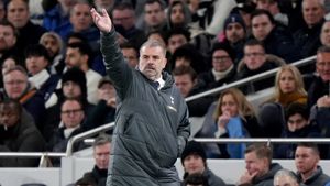 Radu Drăguşin se poate trezi cu alt antrenor când revine pe gazon. Ange Postecoglou a fost băgat în şedință