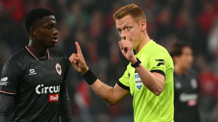 Ce nebunie! Arbitrul a oprit meciul în minutul 87 și a trimis echipele la vestiare după ce un fan a aruncat în el cu un pahar