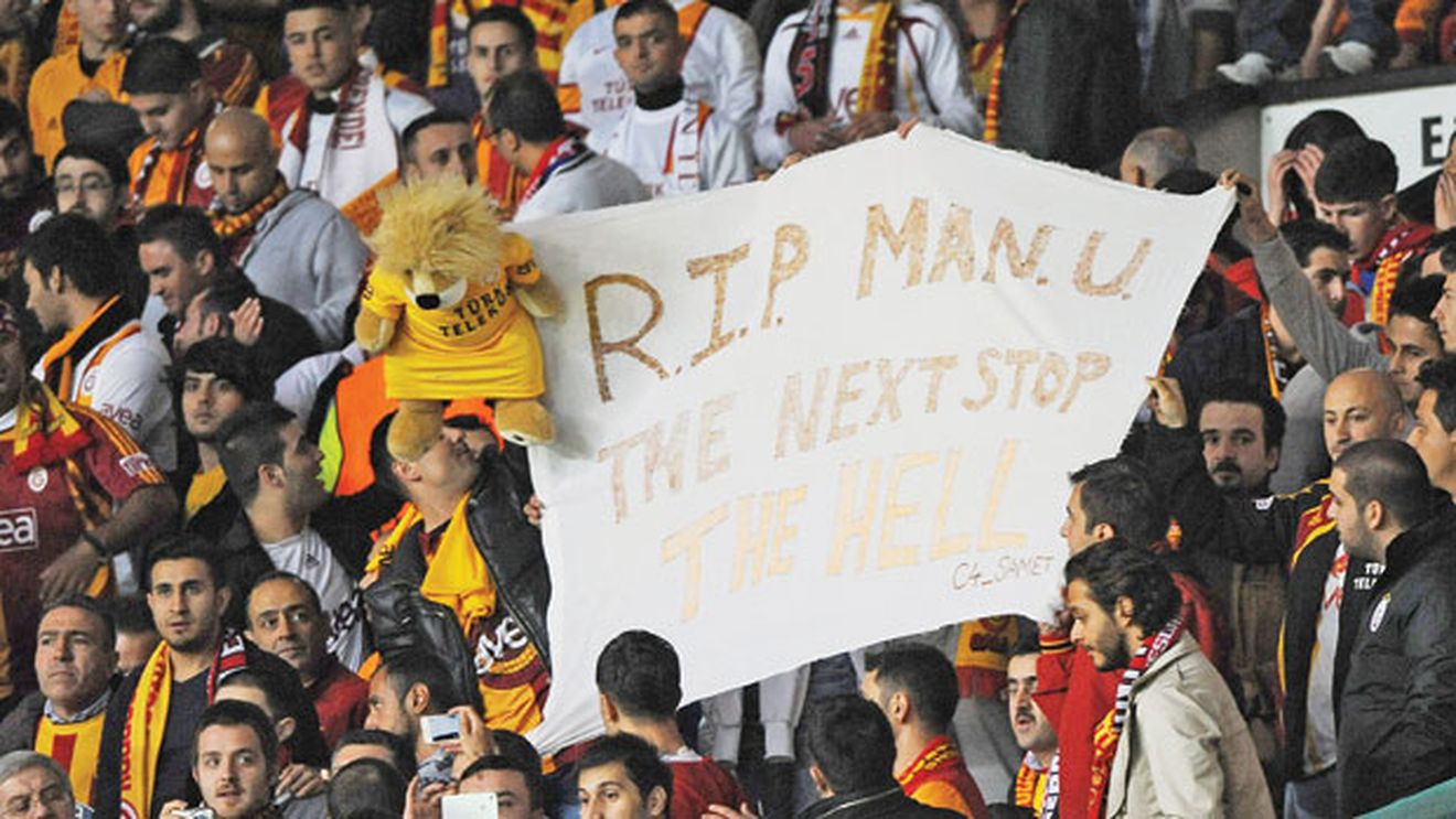 Înapoi în infern!** În urmă cu 19 ani, fanii turci le-au făcut o primire "incendiară" jucătorilor de la United, acum istoria se poate repeta